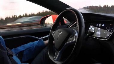Anche il Tesla Autopilot è un sistema di guida autonoma Livello 2 ma...