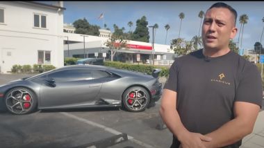 Andrew Garcia posa accanto alla sua Lambo ritrovata con l'AI (Screenshot: CBS 8 San Diego / YouTube)