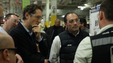 Antonio Filosa con John Elkann in visita a uno stabilimento Jeep