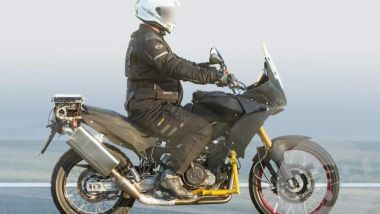 Aprilia Tuareg 660: la vista laterale della moto durante il test