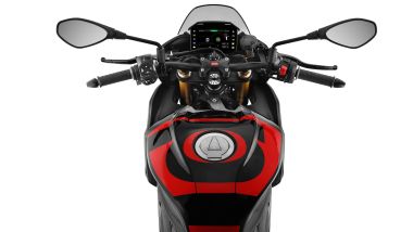 Aprilia Tuono V4 Factory 2025: il ponte di comando