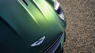 Aston Martin DB12, il nuovo logo sul cofano