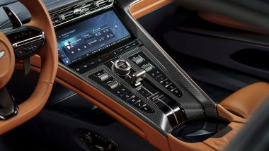 Aston Martin DB12, la console centrale con tanti comandi fisici