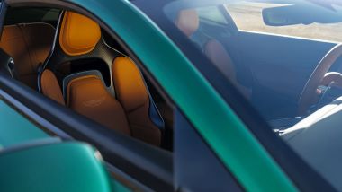 Aston Martin DB12, sedili in fibra di carbonio e pelle