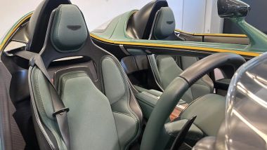Aston Martin V12 Speedster: i sedili ergonomici della barchetta anglosassone