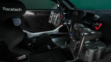 Aston Martin Vantage GT4: l'abitacolo racing con sedile Racetech e volante in stile F1