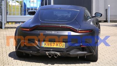 Aston Martin Vantage V12 RS: visuale posteriore