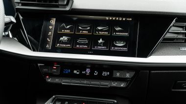 Audi A3 Sportback 40 TFSIe S Line Edition: il display dell'infotainment e i comandi del climatizzatore