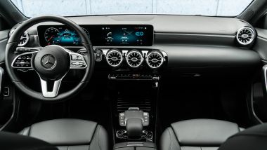 Audi A3 vs Mercedes Classe A plug-in hybrid: l'abitacolo di Mercede molto ben rifinito
