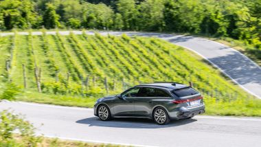 Audi A5 e-Hybrid con Battery Charge: tu guidi, la batteria si ricarica (in fretta)