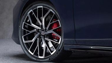 Audi A6L: i cerchi in lega leggera da 21 pollici esclusivi della versione S Line