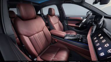 Audi A6L: interni lussuosi e plancia con tre display per la berlina tedesca