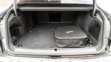 Audi A8 60 TFSI e plug-in: il bagagliaio con la (brutta) sacca per i cavi di ricarica