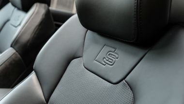 Audi A8 60 TFSI e plug-in: il logo S line ribattuto sui sedili di pelle