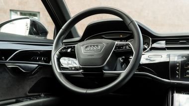 Audi A8 60 TFSI e plug-in: il volante multifunzione