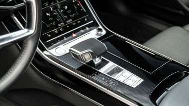 Audi A8 60 TFSI e plug-in: la comoda leva del cambio automatico a 8 rapporti