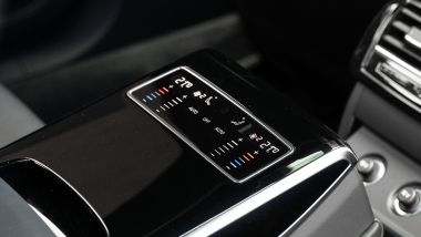 Audi A8 60 TFSI e plug-in: la plancia di comando dei sedili posteriori