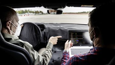 Audi e-tron GT: i due ingegneri nei test su strada