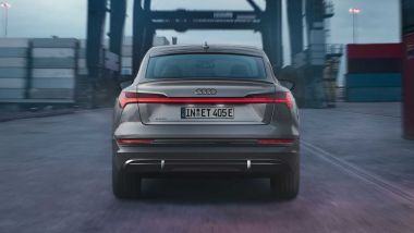 Audi e-tron S Line Black Edition: la vista da dietro del grande SUV a batterie