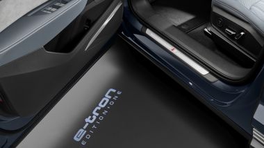 Audi e-tron Sportback Edition one: il battitacco e la luce proiettata a terra all'apertura delle portiere