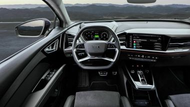 Audi Q4 35 e-tron: gli interni lussuosi e hi-tech del SUV a batterie