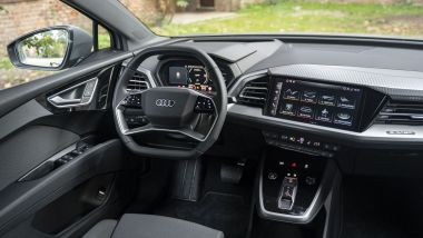 Audi Q4 40 e-tron, interni austeri ma curati