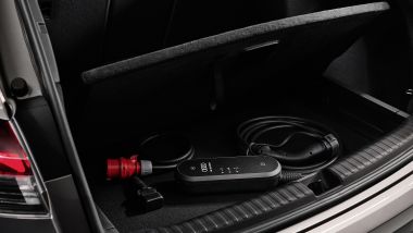 Audi Q4 e-tron, bagagliaio e doppiofondo per i cavi di ricarica