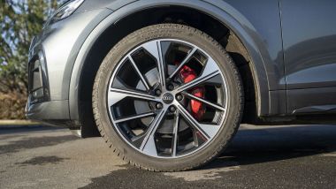 Audi Q5 Sportback 55 TFSI e, le pinze rosse dei freni