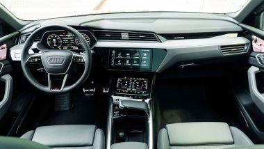 Audi Q8 e-tron 55 quattro, l'elegante e curato abitacolo