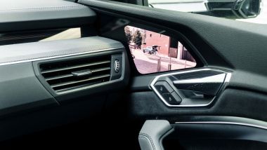 Audi Q8 e-tron 55 quattro, lo schermo OLED delle telecamere virtuali
