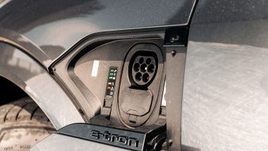 Audi Q8 e-tron 55 quattro, una delle due prese di ricarica