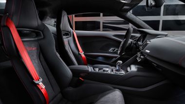 Audi R8 Coupé V10 GT RWD, gli interni con le cinture di colore rosso