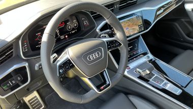 Audi RS 6 Avant: sportività ed eleganza per interni lussuosi