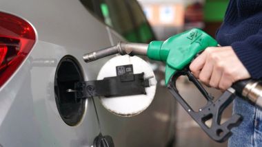 Aumenti carburanti 2022: l'IVA si paga anche sulle accise, una tassa sulla tassa