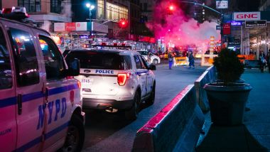 Auto della NYPD a Times Square - foto di Matteo Modica via Unsplash