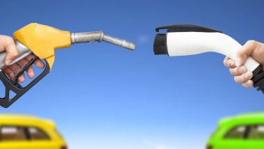 Auto elettrica vs auto e-fuel: chi la spunterà dopo il 2035?