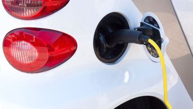 Auto elettriche e ibride plug-in: conviene assistenza ufficiale