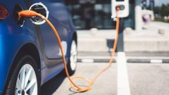Auto elettrica: svalutazione doppia rispetto al benzina