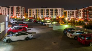 Auto ferma in parcheggio condominiale: obbligo di assicurazione