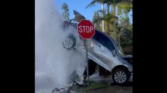 Video: auto sollevata da getto idrante dopo incidente, no feriti