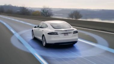Autopilot Tesla: la guida autonoma della berlina elettrica Model S 