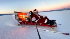 Video: Babbo Natale vola su una slitta a razzo