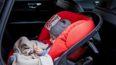 Bambini in auto: il seggiolino va dietro, in senso opposto a quello di marcia
