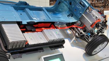 Batterie, il nuovo regolamento dell'Unione Europea: le batterie sotto il pianale di una Nissan Leaf