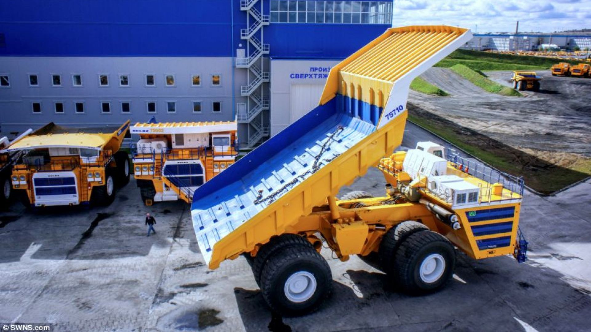 BelAZ 75710: un mostro a 8 ruote da 4.600 CV