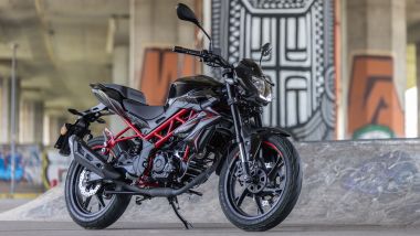 Benelli BN 125: forcella a steli rovesciati e telaio a traliccio rosso regalano un tocco di sportività