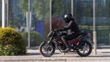 Benelli BN 125: la posizione di guida piace a chi è di bassa statura e non dispiace a chi supera (magari non di molto) 1,80 m
