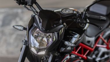 Benelli BN 125: le luci di posizione del faro anteriore sono a LED; abbagliante e anabbagliante sono con lampade alogene