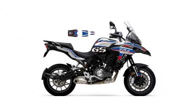 Benelli TRK 502 o BMW R 1250 GS? Il kit di adesivi per la moto di Pesaro confonde...