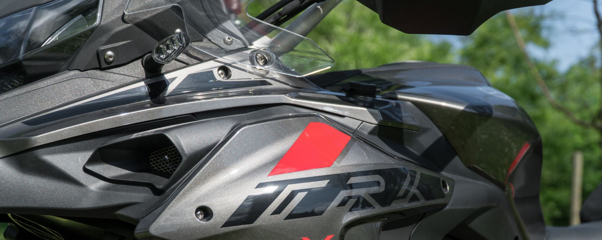 Nuova Benelli TRK800 fotografata su strada: i dettagli - MotorBox